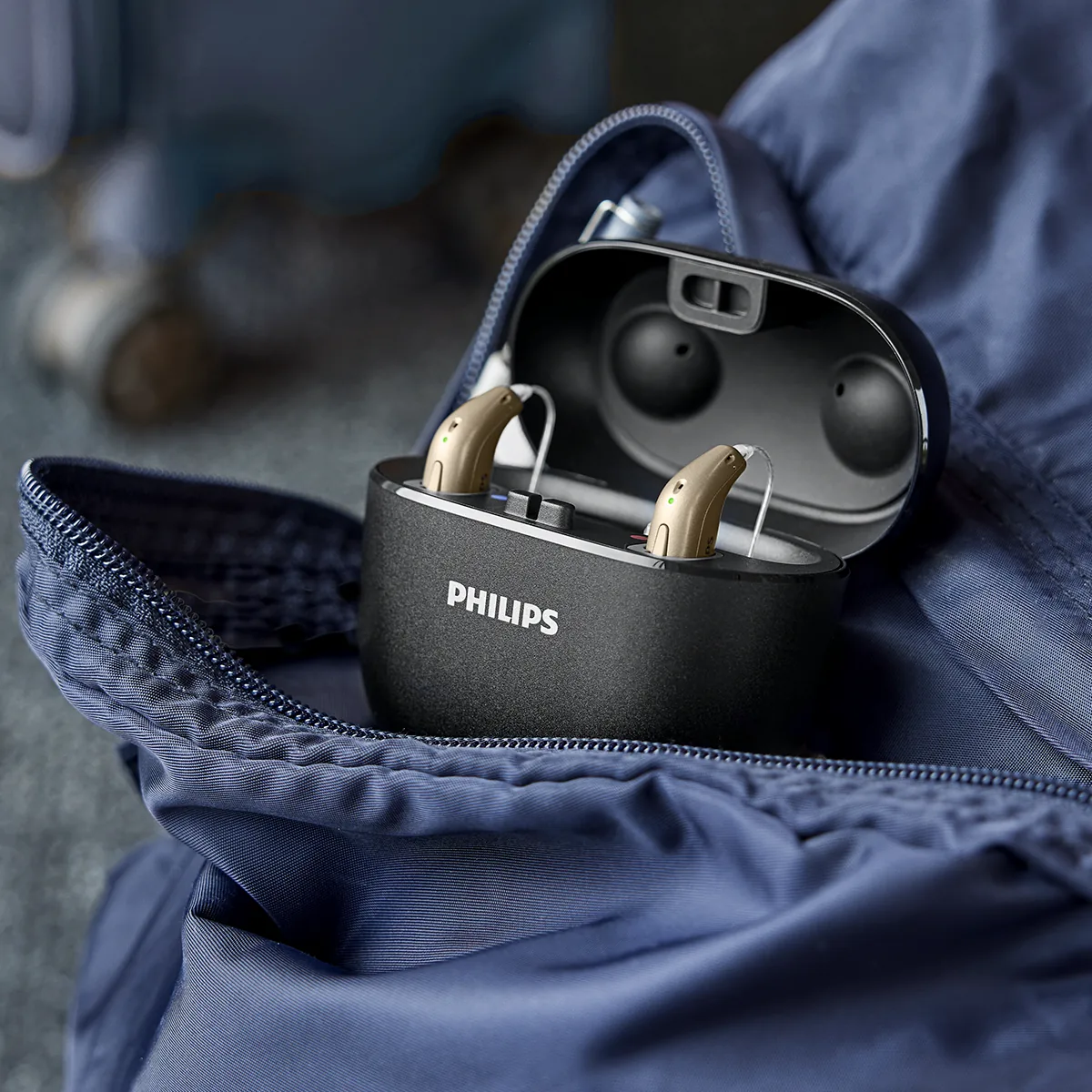 מכשירי שמיעה Philips HearLink 50 בתוך המטען הנייד